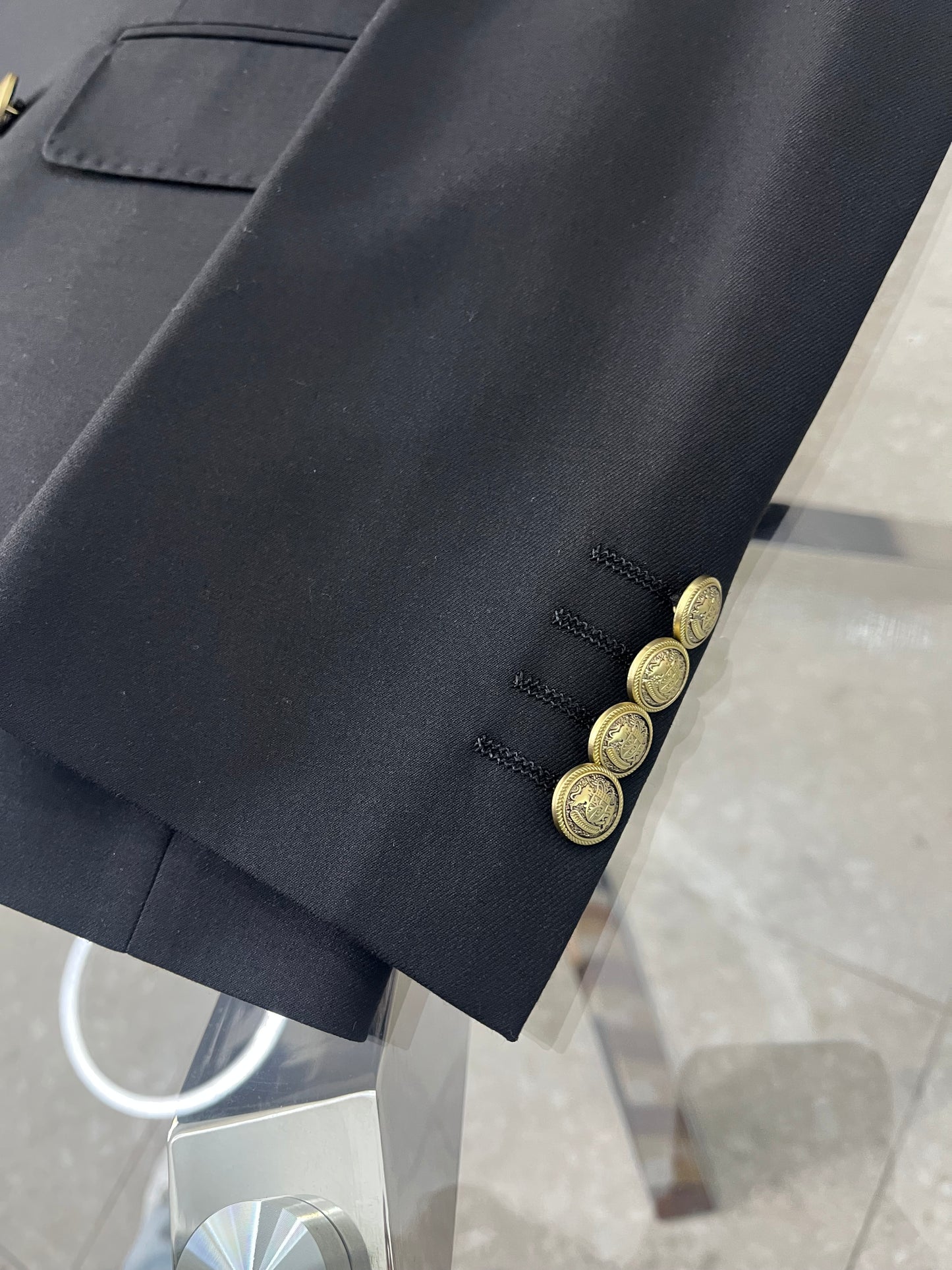 Completo elegante doppiopetto nero con bottoni oro