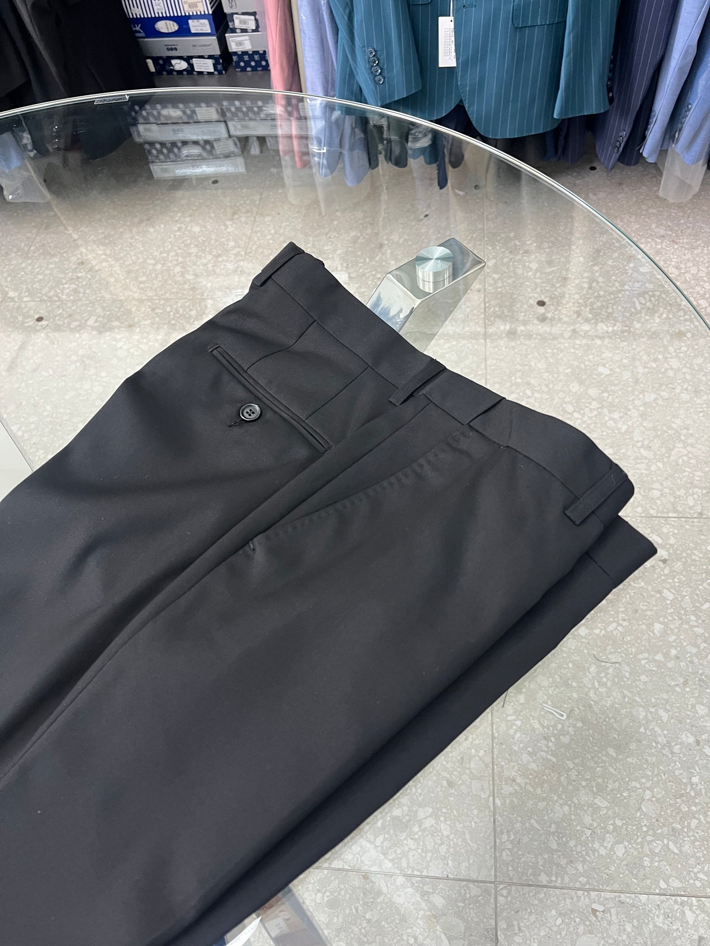 Completo elegante doppiopetto nero con bottoni oro