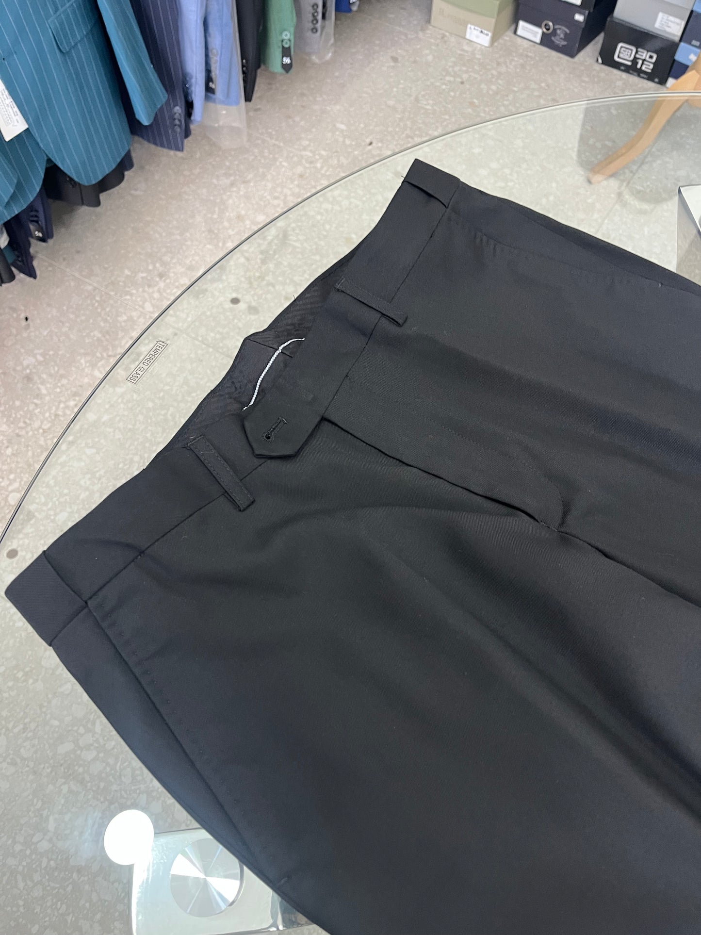 Completo elegante doppiopetto nero con bottoni oro