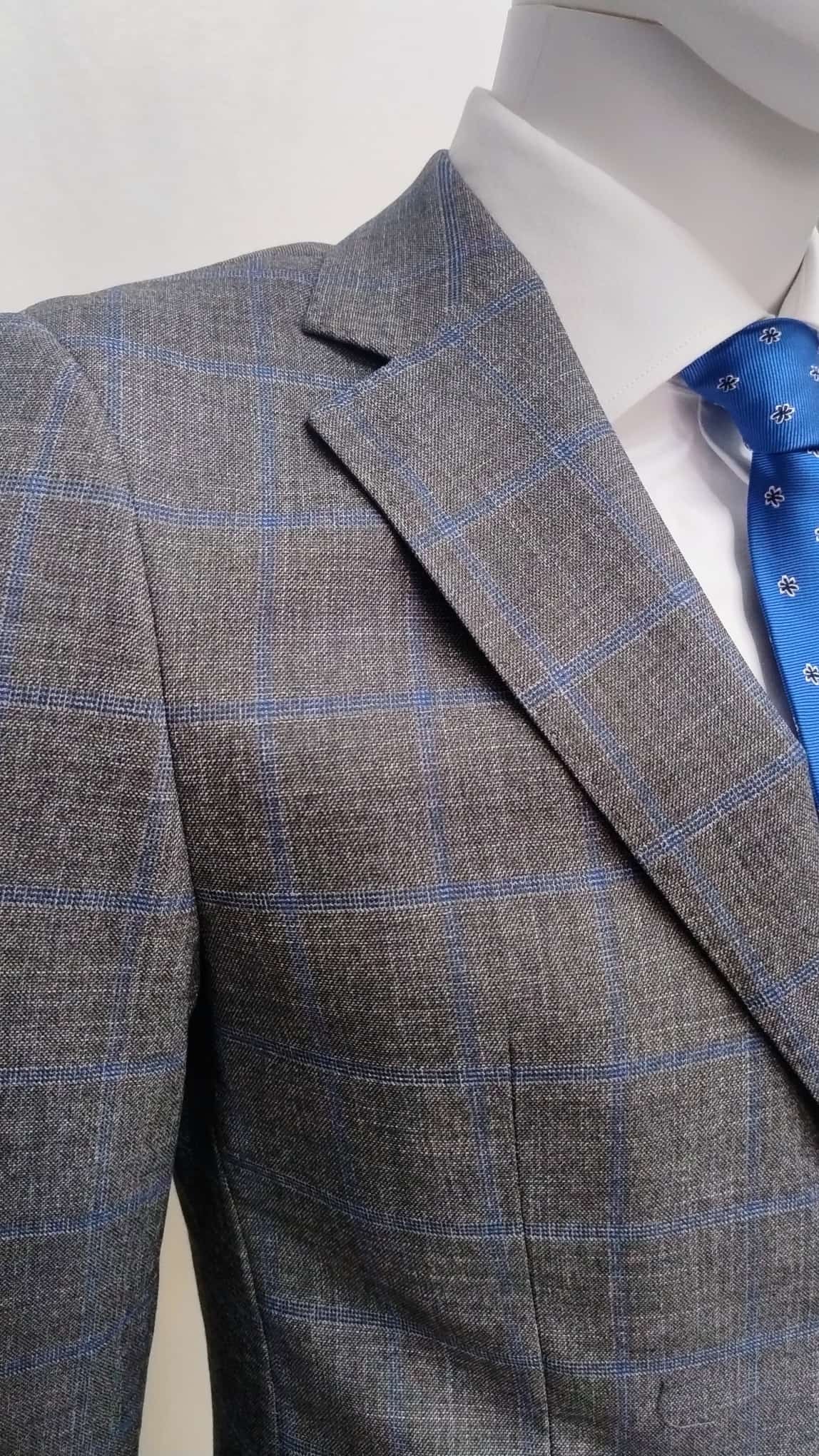 Abito da uomo grigio con motivo a quadri blu