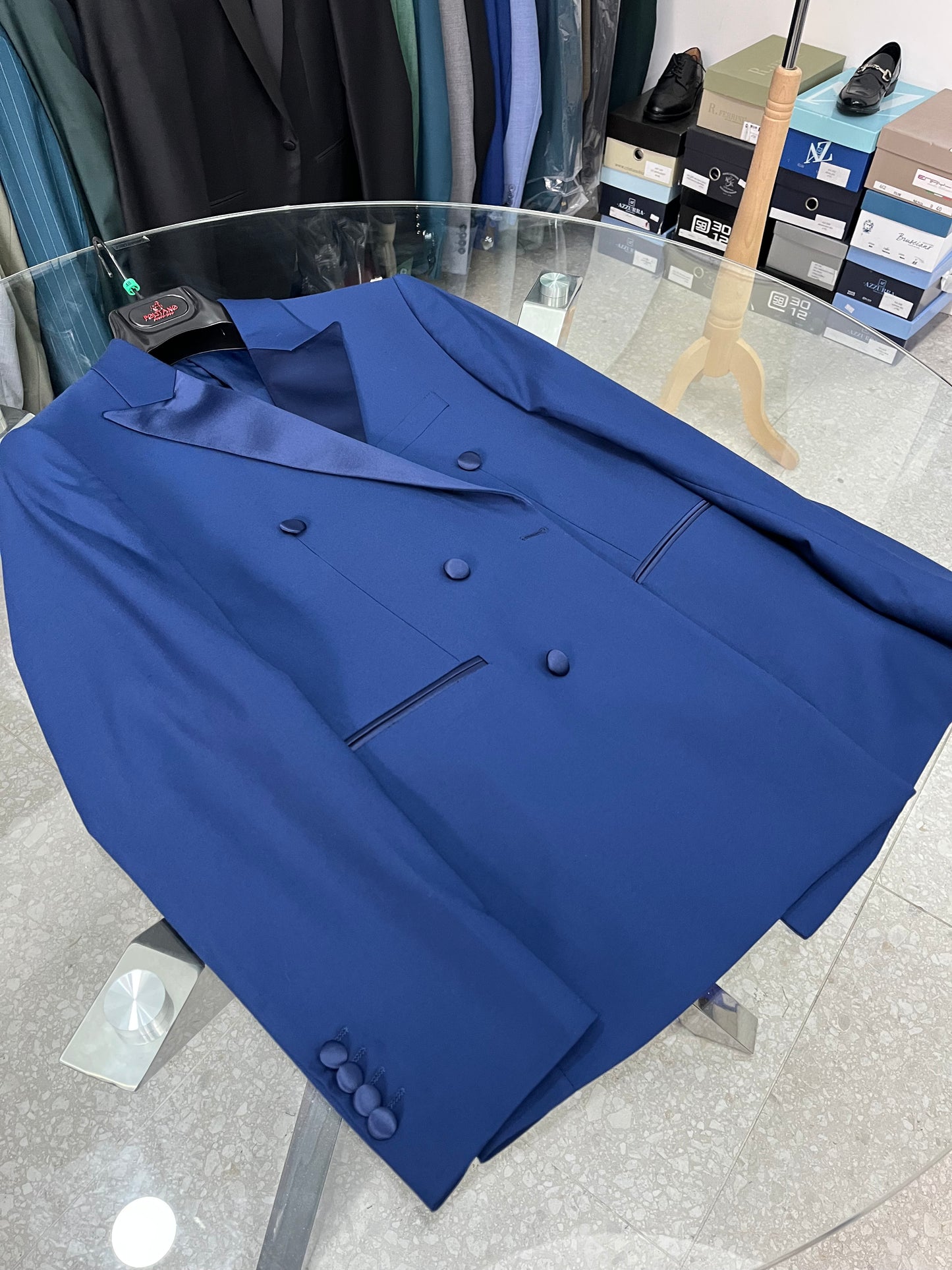 Abito uomo blu doppio petto con collo lucido