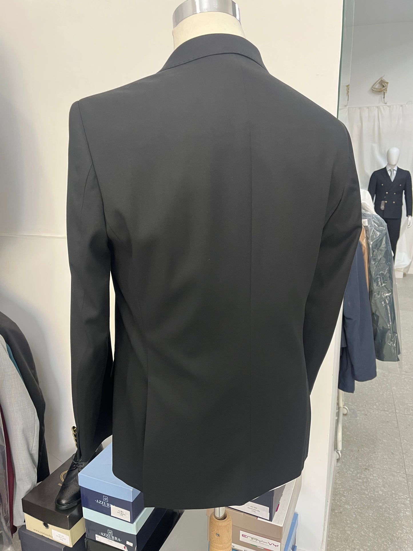 Completo elegante doppiopetto nero con bottoni oro