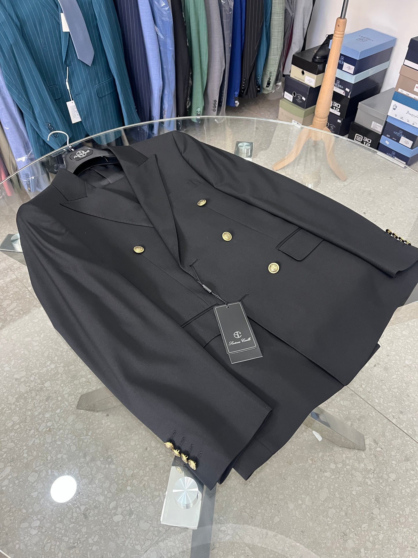 Completo elegante doppiopetto nero con bottoni oro