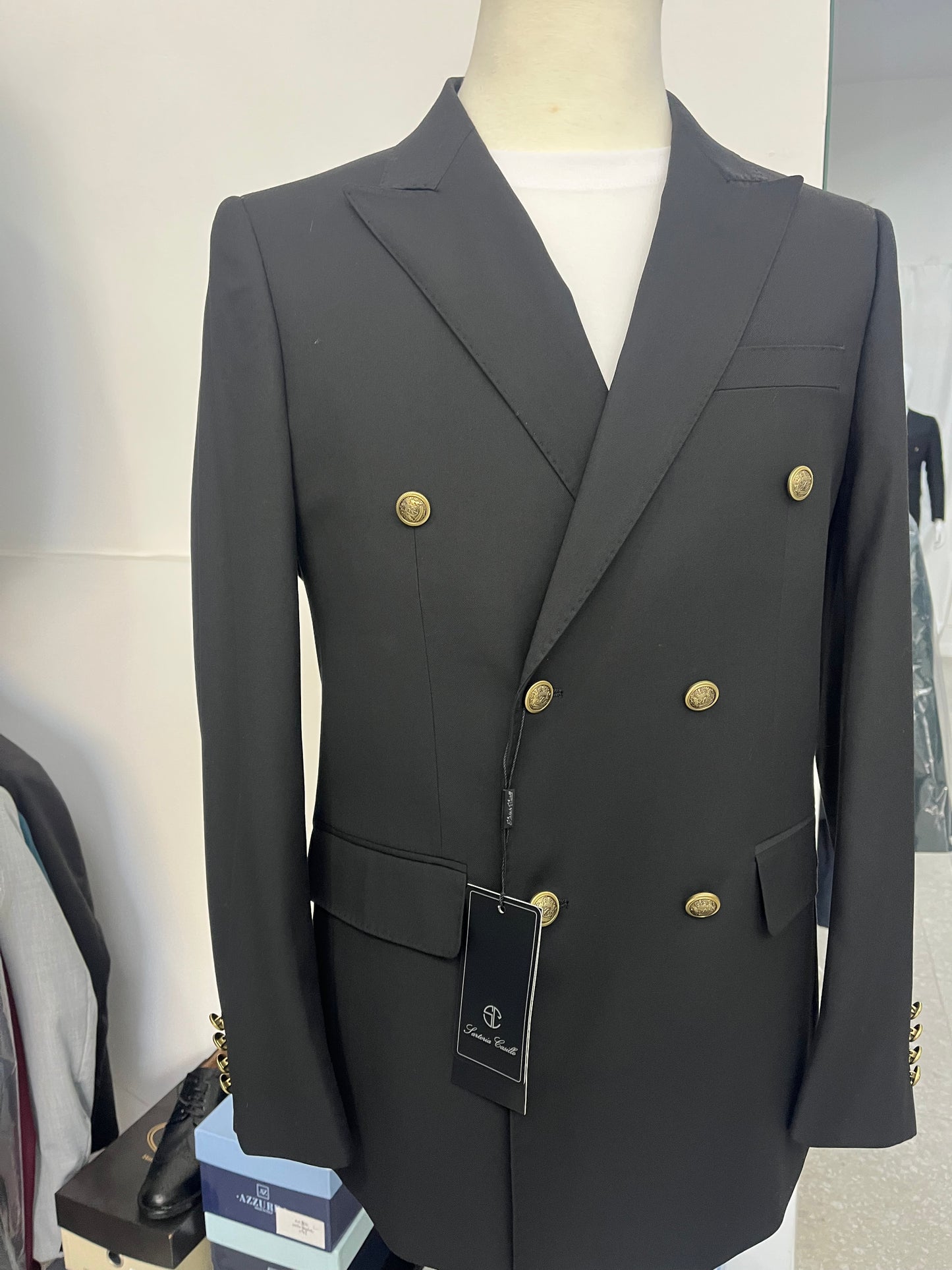 Completo elegante doppiopetto nero con bottoni oro