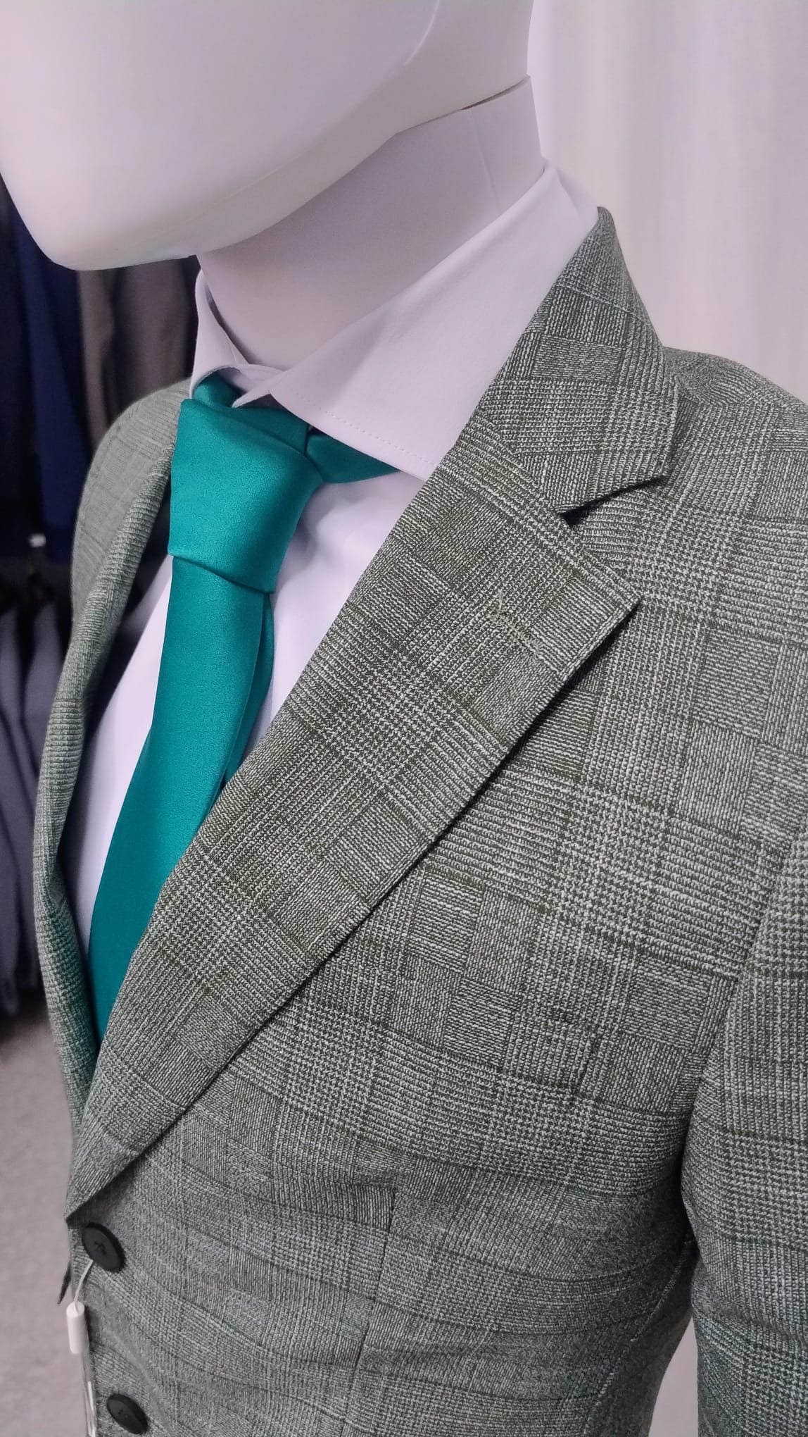 Abito da uomo verde con motivo a quadri