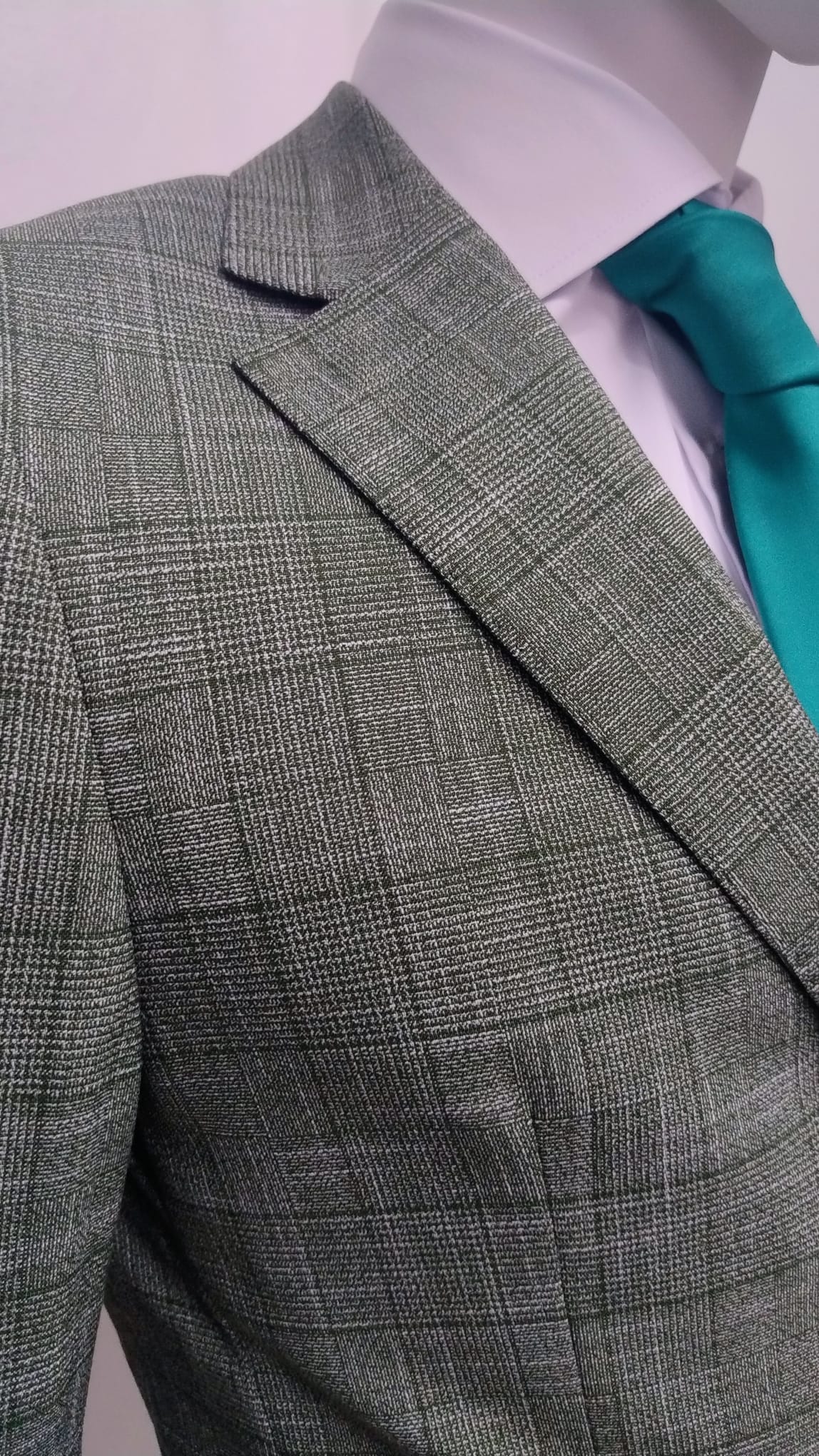 Abito da uomo verde con motivo a quadri