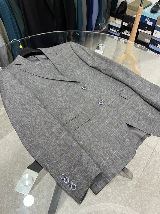 Abito da uomo grigio con motivo a quadri blu